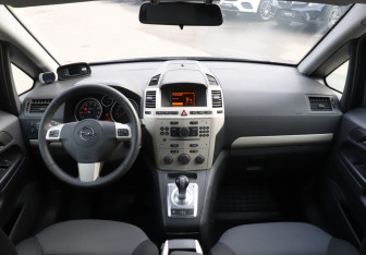 Подержанный автомобиль Opel Zafira Compactvan 2008 года (12 фото)