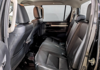 Подержанный автомобиль Toyota Hilux 2017 года (10 фото)