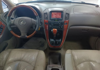 Подержанный автомобиль Lexus RX 2003 года (10 фото)