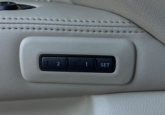 Подержанный автомобиль Infiniti JX 2013 года (17 фото)