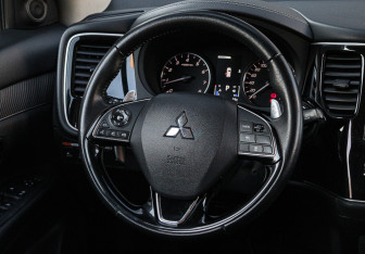 Подержанный автомобиль Mitsubishi Outlander 2021 года (11 фото)