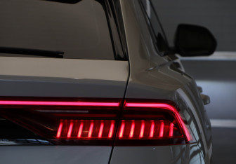 Подержанный автомобиль Audi Q8 2021 года (33 фото)