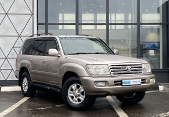 Подержанный автомобиль Toyota Land Cruiser Suv 2000 года (3 фото)