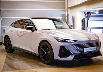 Подержанный автомобиль Changan UNI-V 2024 года (3 фото)