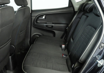 Подержанный автомобиль Kia Venga 2011 года (10 фото)