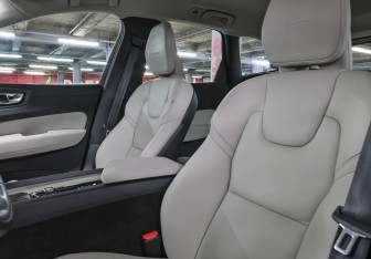 Подержанный автомобиль Volvo XC60 2019 года (14 фото)