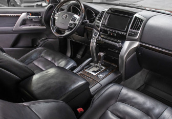 Подержанный автомобиль Toyota Land Cruiser Suv 2014 года (12 фото)