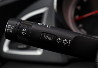 Подержанный автомобиль Opel Astra Sedan 2015 года (17 фото)