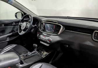 Подержанный автомобиль Kia Sorento 2017 года (11 фото)