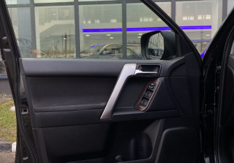 Подержанный автомобиль Toyota Land Cruiser Prado 2013 года (19 фото)