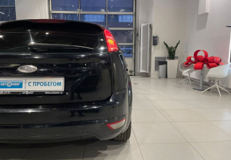 Подержанный автомобиль Ford Focus Sedan 2008 года (8 фото)