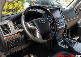 Подержанный автомобиль Toyota Land Cruiser Suv 2018 года (15 фото)