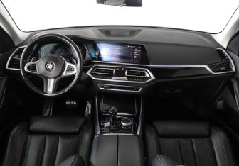 Подержанный автомобиль BMW X5 2019 года (10 фото)