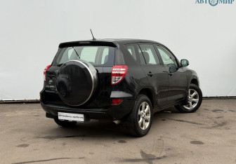 Подержанный автомобиль Toyota RAV4 2010 года (5 фото)