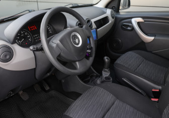 Подержанный автомобиль Renault Sandero 2014 года (15 фото)
