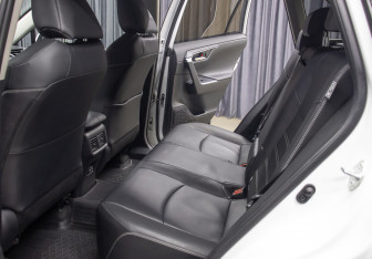 Подержанный автомобиль Toyota RAV4 2020 года (12 фото)