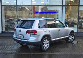 Подержанный автомобиль Volkswagen Touareg 2008 года (8 фото)