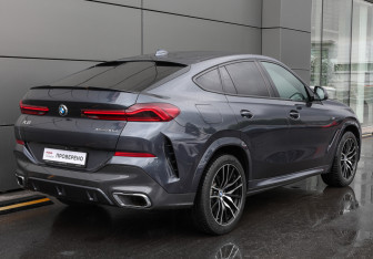 Подержанный автомобиль BMW X6 2021 года (5 фото)