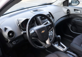Подержанный автомобиль Chevrolet Aveo Hatchback 2012 года (7 фото)