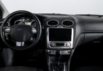 Подержанный автомобиль Ford Focus Wagon 2010 года (11 фото)