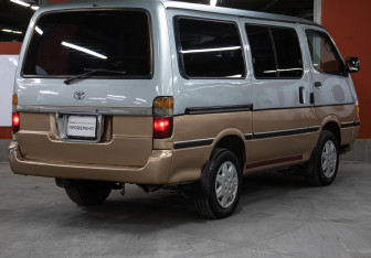 Подержанный автомобиль Toyota HiAce 2002 года (5 фото)