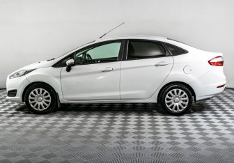 Подержанный автомобиль Ford Fiesta Sedan 2015 года (8 фото)