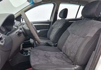 Подержанный автомобиль Renault Sandero 2012 года (10 фото)