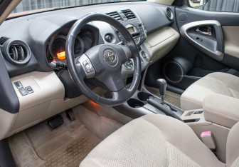 Подержанный автомобиль Toyota RAV4 2006 года (7 фото)