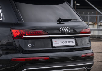 Подержанный автомобиль Audi Q7 2021 года (8 фото)