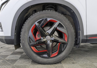 Подержанный автомобиль Omoda C5 2023 года (12 фото)