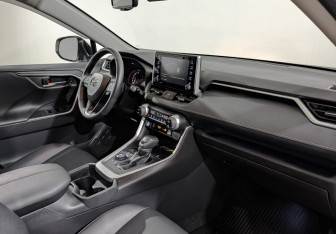 Подержанный автомобиль Toyota RAV4 2021 года (13 фото)