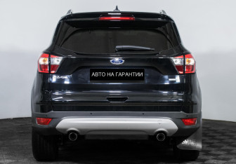 Подержанный автомобиль Ford Kuga 2018 года (6 фото)