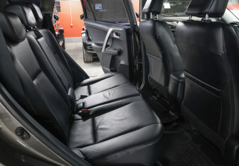 Подержанный автомобиль Toyota RAV4 2013 года (12 фото)