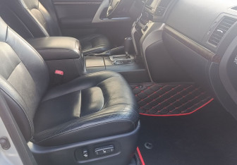 Подержанный автомобиль Toyota Land Cruiser Suv 2015 года (9 фото)