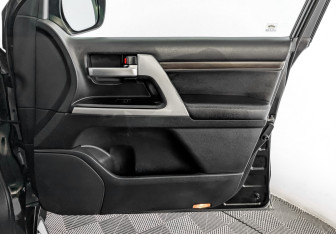 Подержанный автомобиль Toyota Land Cruiser Suv 2019 года (27 фото)