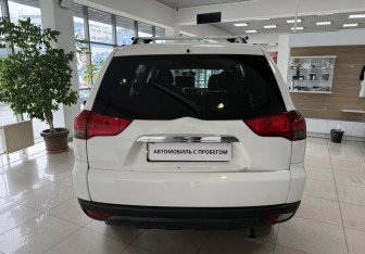 Подержанный автомобиль Mitsubishi Pajero Sport 2013 года (6 фото)