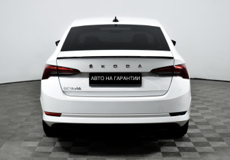 Подержанный автомобиль Skoda Octavia Liftback 2021 года (4 фото)