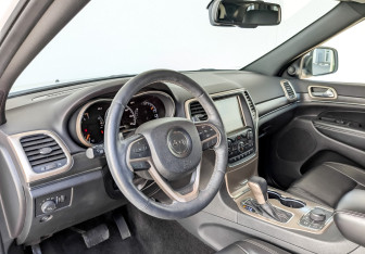Подержанный автомобиль Jeep Grand Cherokee 2016 года (16 фото)