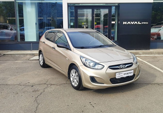 Подержанный автомобиль Hyundai Solaris Hatchback 2014 года (3 фото)