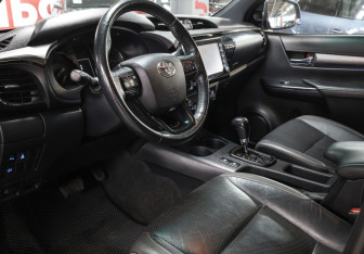Подержанный автомобиль Toyota Hilux 2020 года (14 фото)