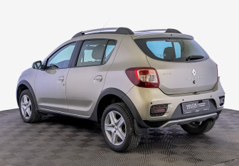 Подержанный автомобиль Renault Sandero 2016 года (7 фото)