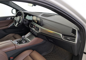 Подержанный автомобиль BMW X6 2022 года (11 фото)