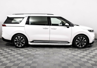 Подержанный автомобиль Kia Carnival 2020 года (4 фото)