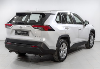 Подержанный автомобиль Toyota RAV4 2024 года (5 фото)