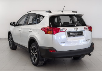 Подержанный автомобиль Toyota RAV4 2015 года (8 фото)