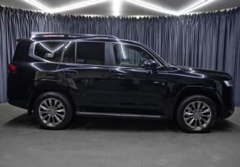 Подержанный автомобиль Toyota Land Cruiser Suv 2022 года (4 фото)
