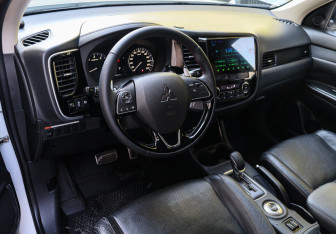 Подержанный автомобиль Mitsubishi Outlander 2013 года (10 фото)