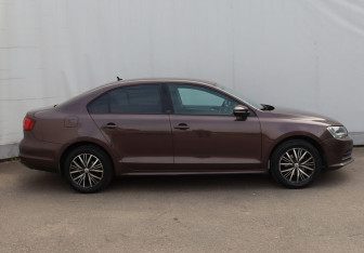 Подержанный автомобиль Volkswagen Jetta Sedan 2016 года (7 фото)