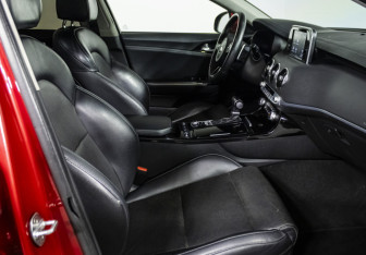 Подержанный автомобиль Kia Stinger 2019 года (10 фото)