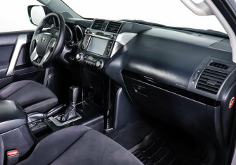 Подержанный автомобиль Toyota Land Cruiser Prado 2015 года (10 фото)